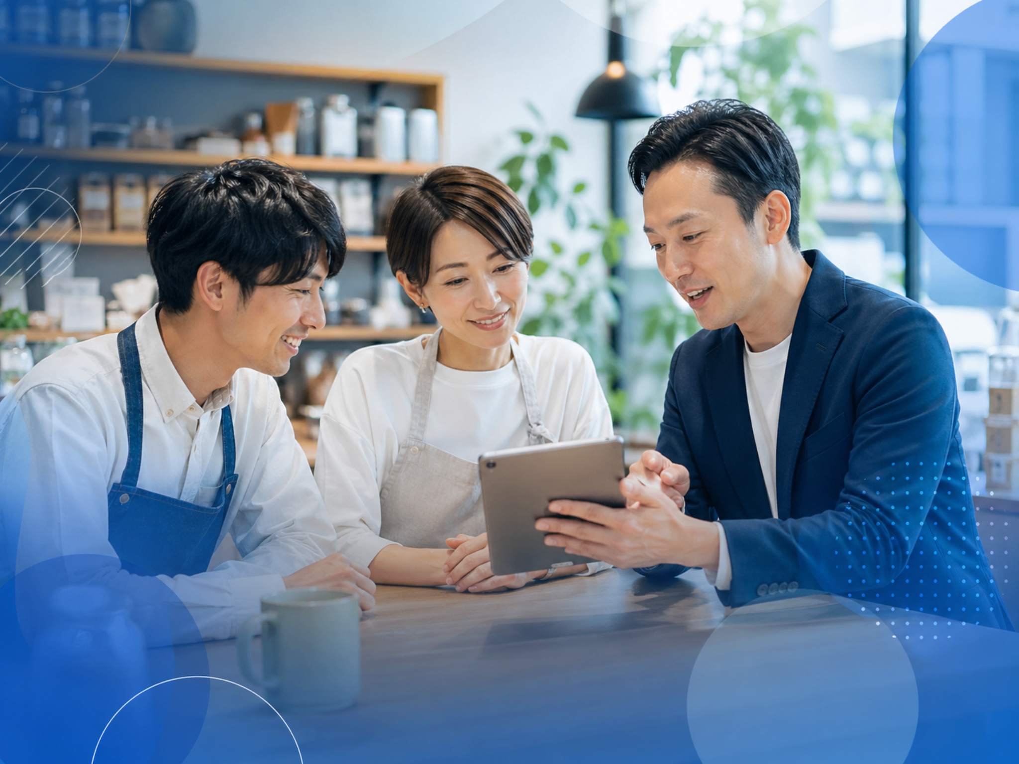 親しみやすい店舗空間でタブレットを見ながら相談する様子